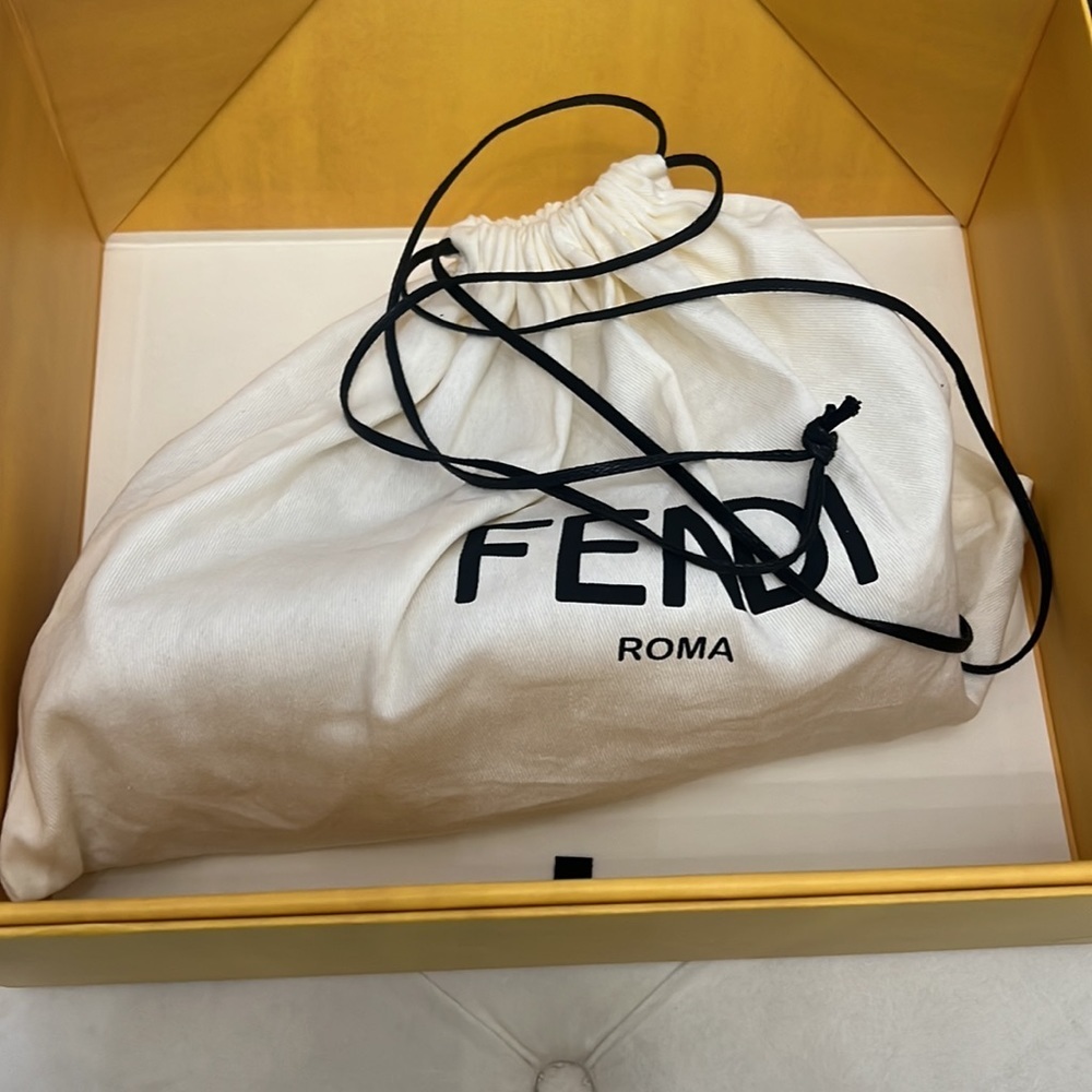 AUTHENTIC FENDI First Small
Natural straw bag - Picture 3 of 17